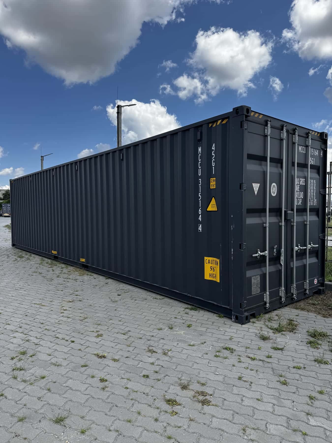 40ft High Cube — морський контейнер на майданчику STEELBOX