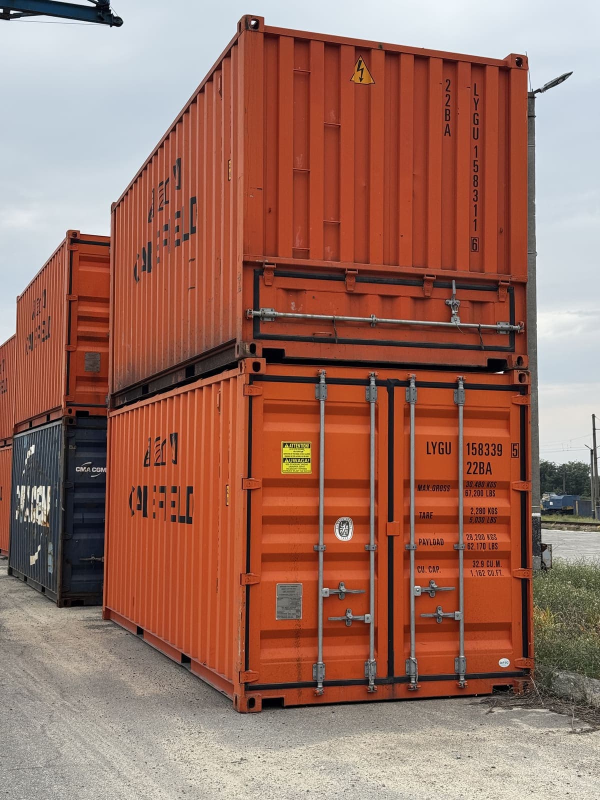 20ft Dry, one way (умовно новий) — Помаранчеві 20ft контейнери one way у штабелі