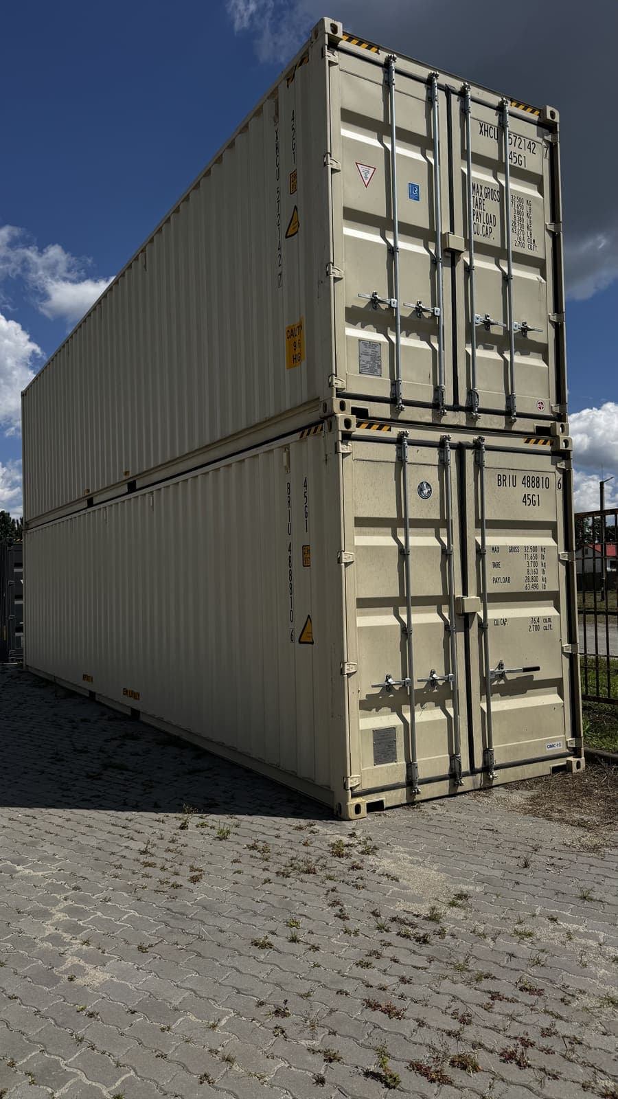 40ft High Cube, новий — Нові 40ft High Cube кремового кольору у штабелі