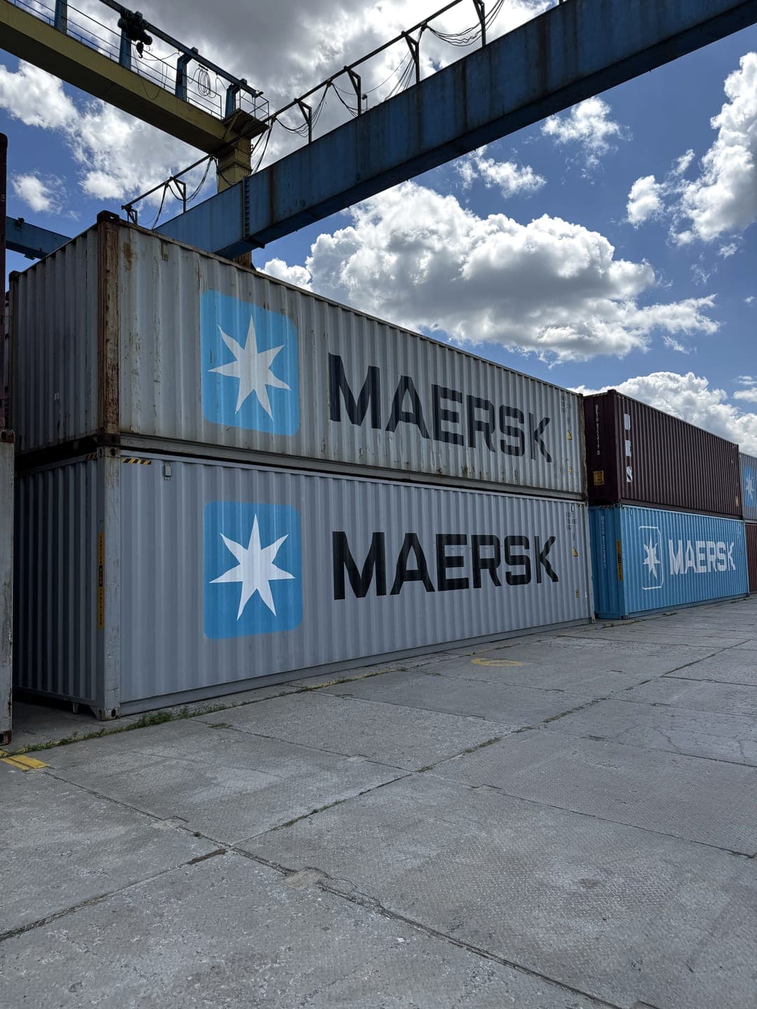 Сірі 40-футові контейнери Maersk у два яруси