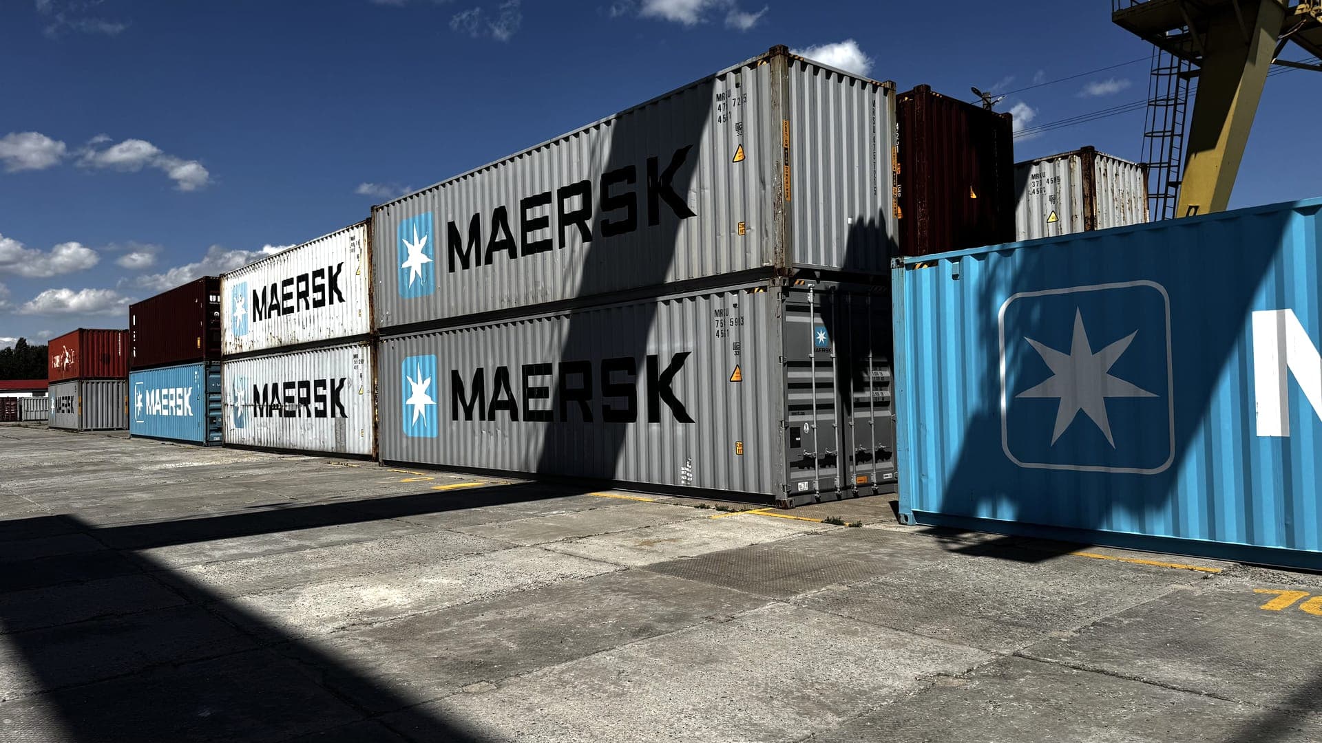 Ряди 40-футових контейнерів Maersk