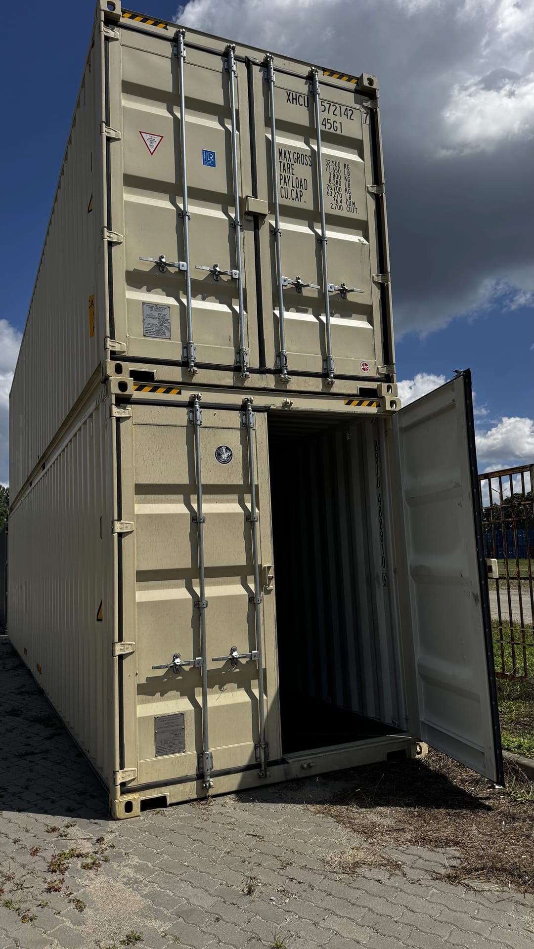 Морський контейнер під склад з відчиненими дверима на майданчику STEELBOX