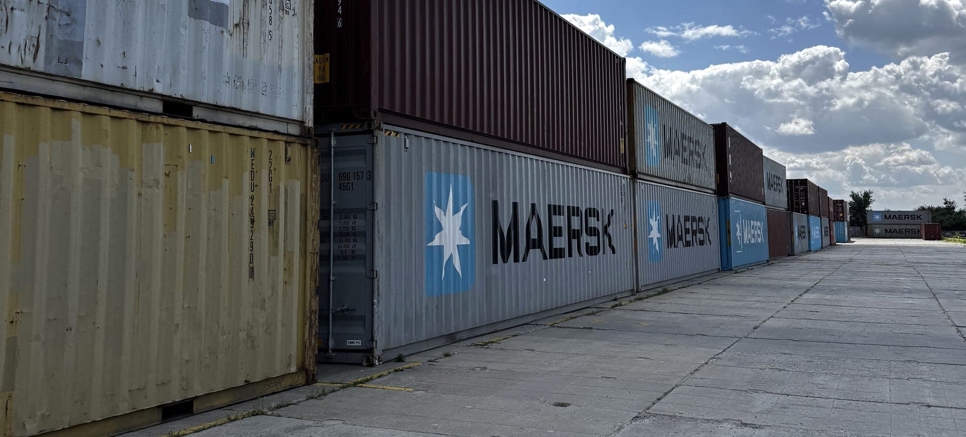 Ряд 40-футових контейнерів Maersk на нашому майданчику