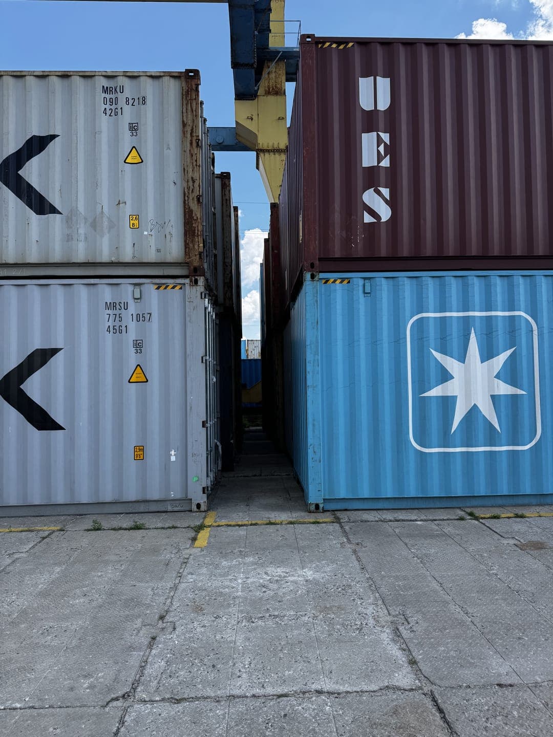 Прохід між рядами контейнерів Maersk