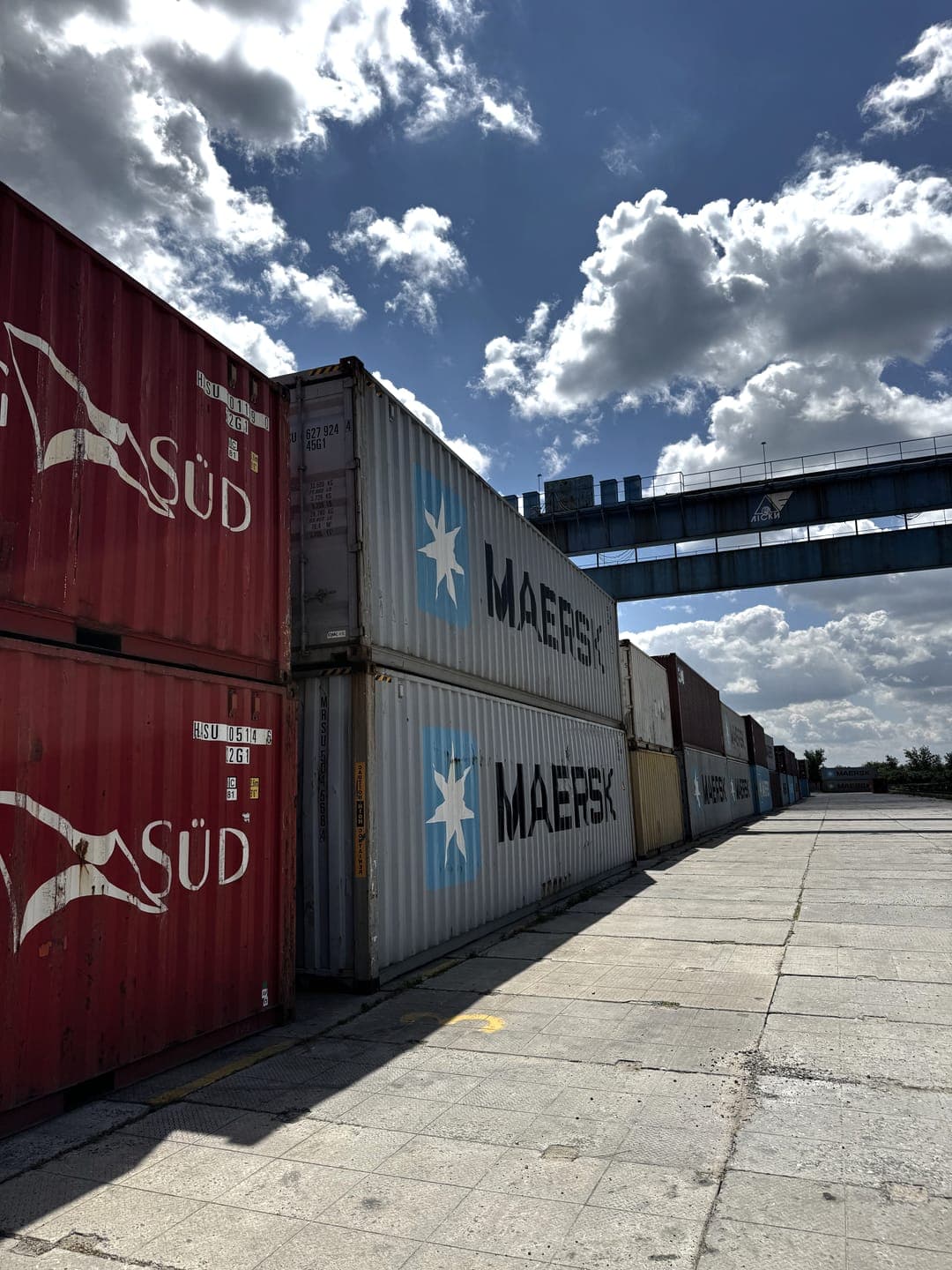 Ряд контейнерів Hamburg Süd і Maersk