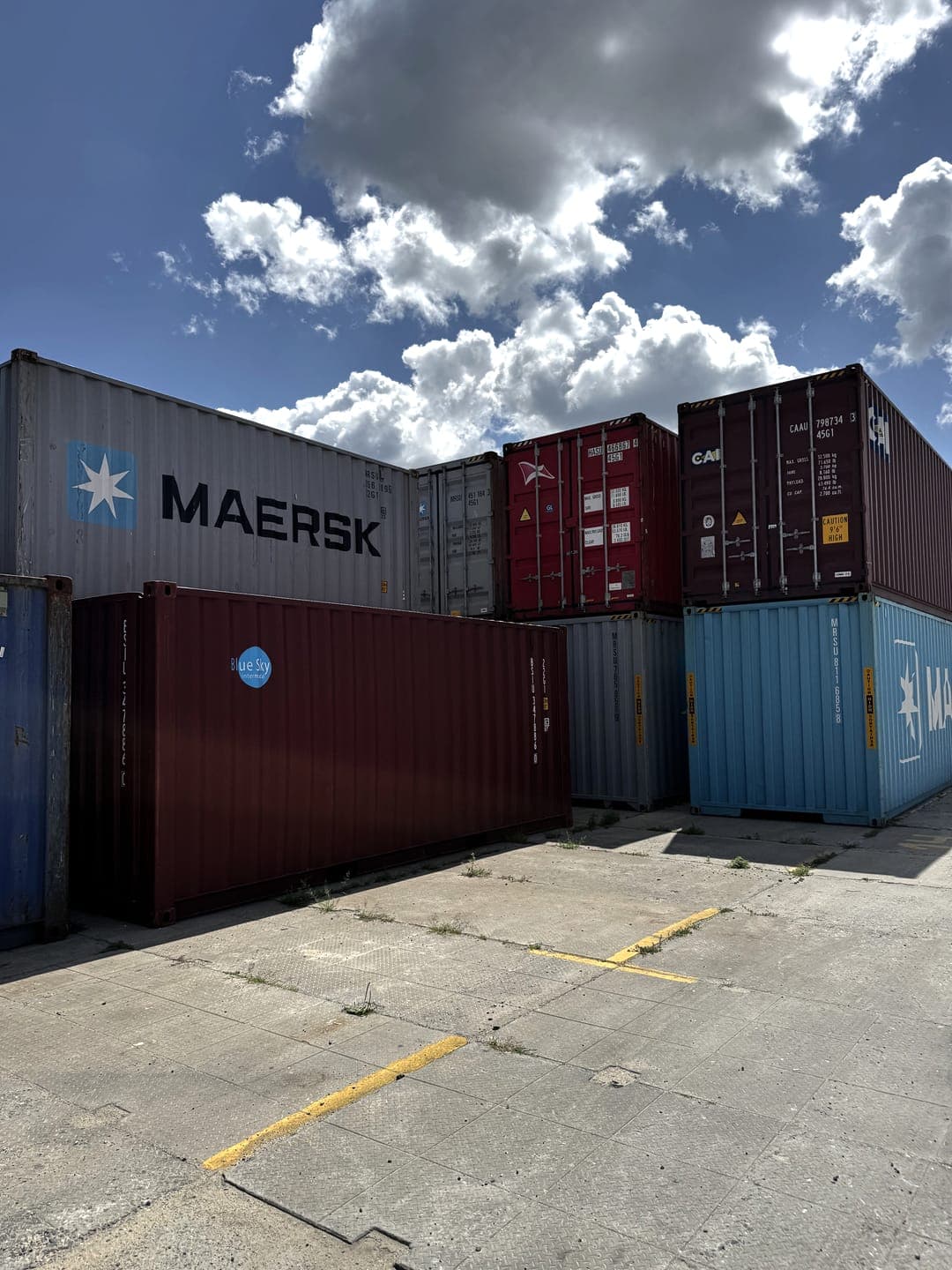 Контейнери Maersk і Hamburg Süd на майданчику